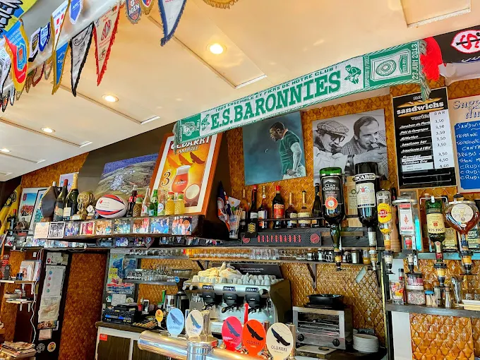 Comptoir du bar, fanions et ballon de rugby