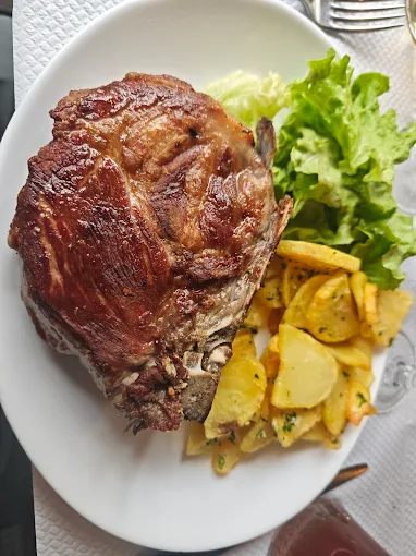 Côte de bœuf grillée et pommes sarladaises