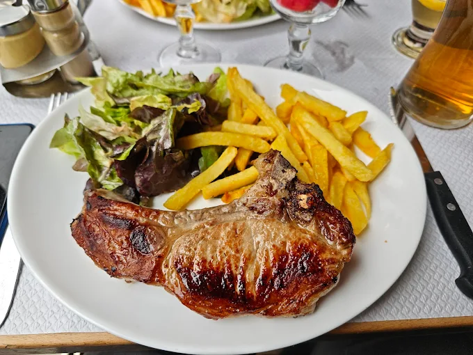 Côte de porc, frites et salade