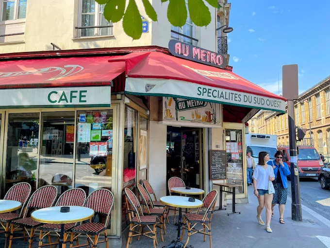 Devanture et terrasse d'Au Metro, boulevard Pasteur