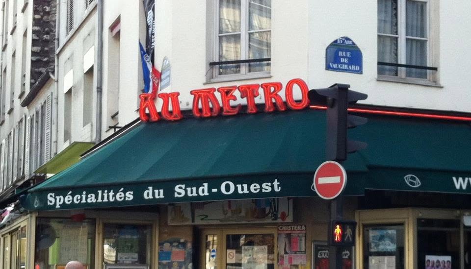 Enseigne néon Au Metro à l'angle de la rue de Vaugirard