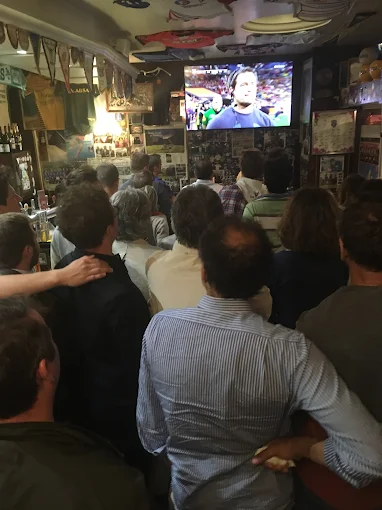 Salle comble devant le match à Au Metro, ambiance bistrot