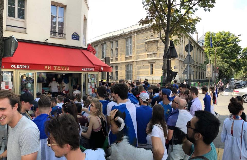 Supporters devant Au Metro un soir de Coupe du Monde