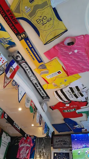 Maillots et écharpes de rugby accrochés au plafond