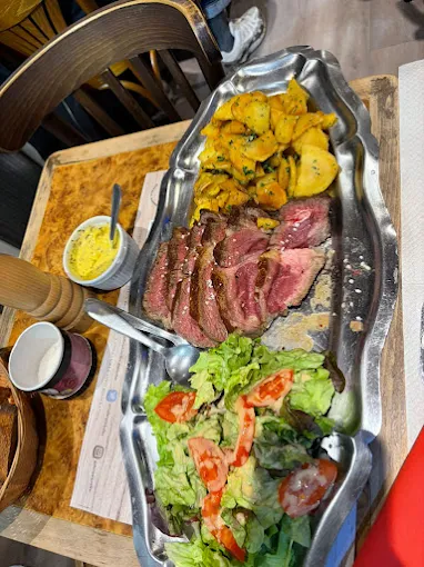 Pavé de bœuf tranché servi sur plateau