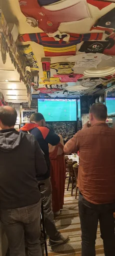 Clients devant le match à la télévision