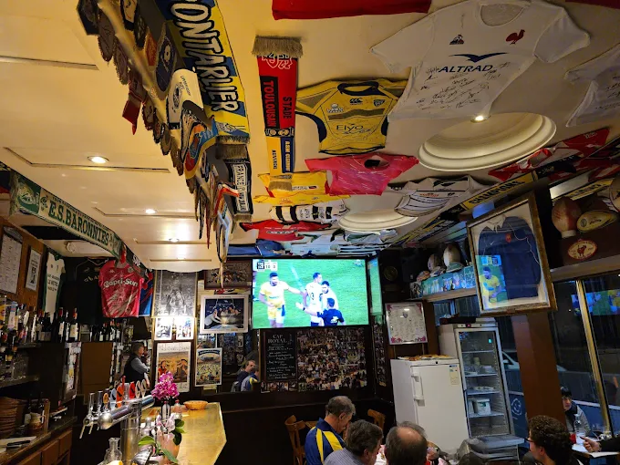 Salle du restaurant, maillots de rugby au plafond