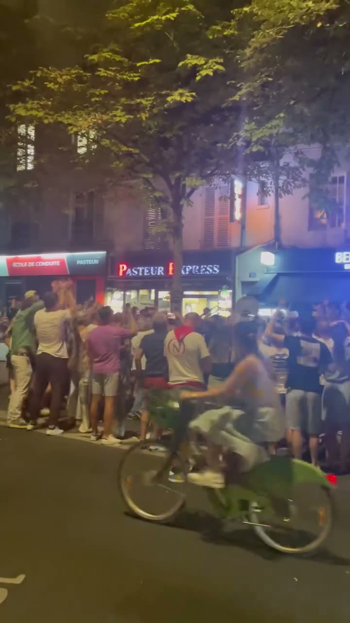 Foule en fête boulevard Pasteur