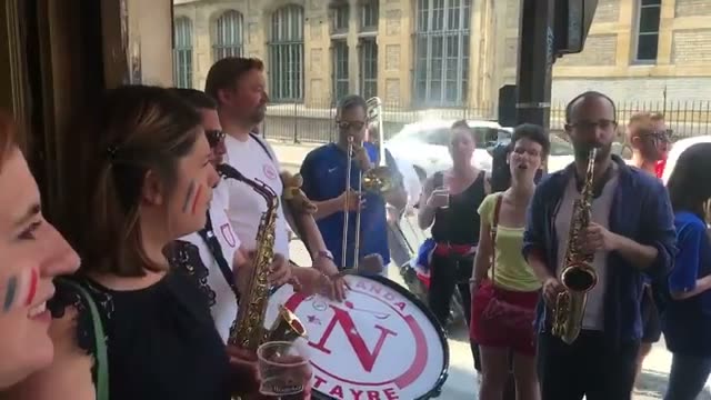Banda et supporters devant le restaurant