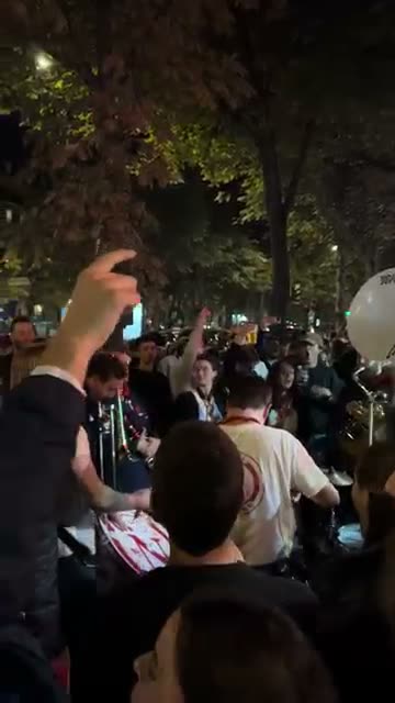 Fête dans la rue avec les cuivres